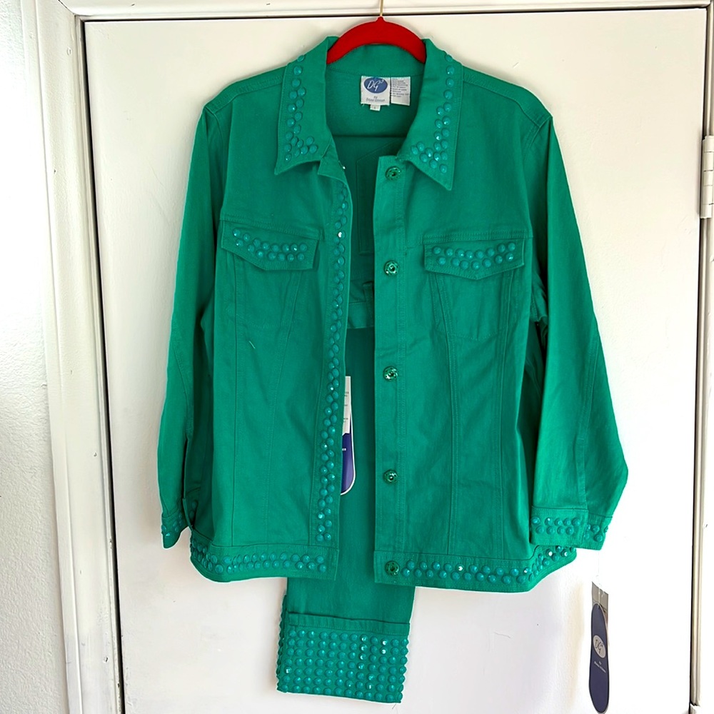 DG2 by DIANE GILMAN VIBRANT GREEN MATCHING JEANS AND JACKET WITH GREEN BUTTONS